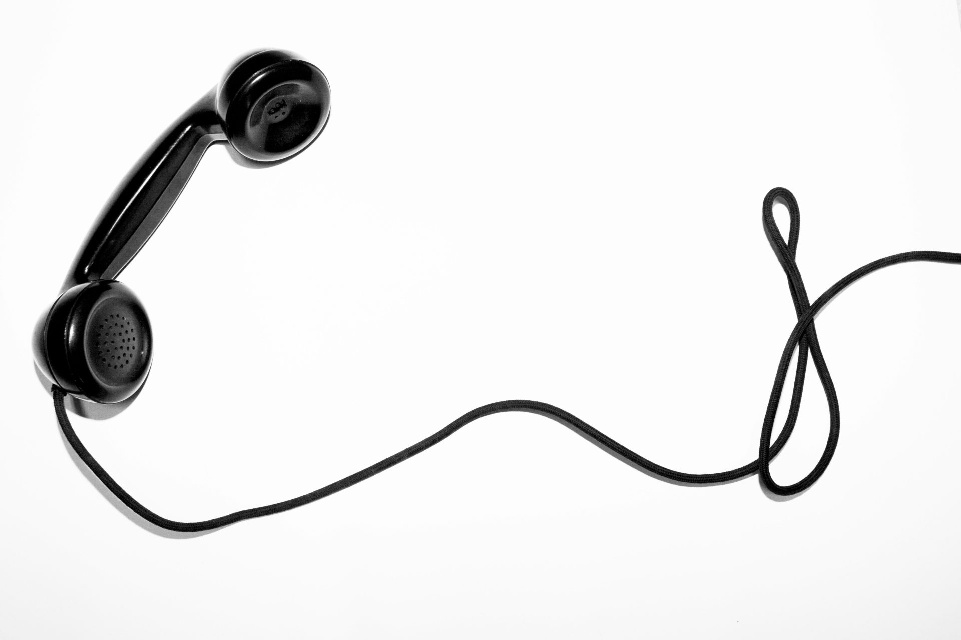 Schwarzes schnurgebundenes Telefon