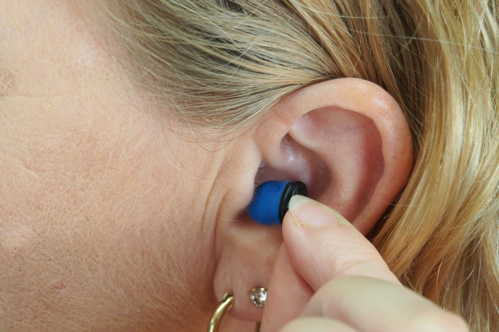 Frau mit blauem Ohrstecker
